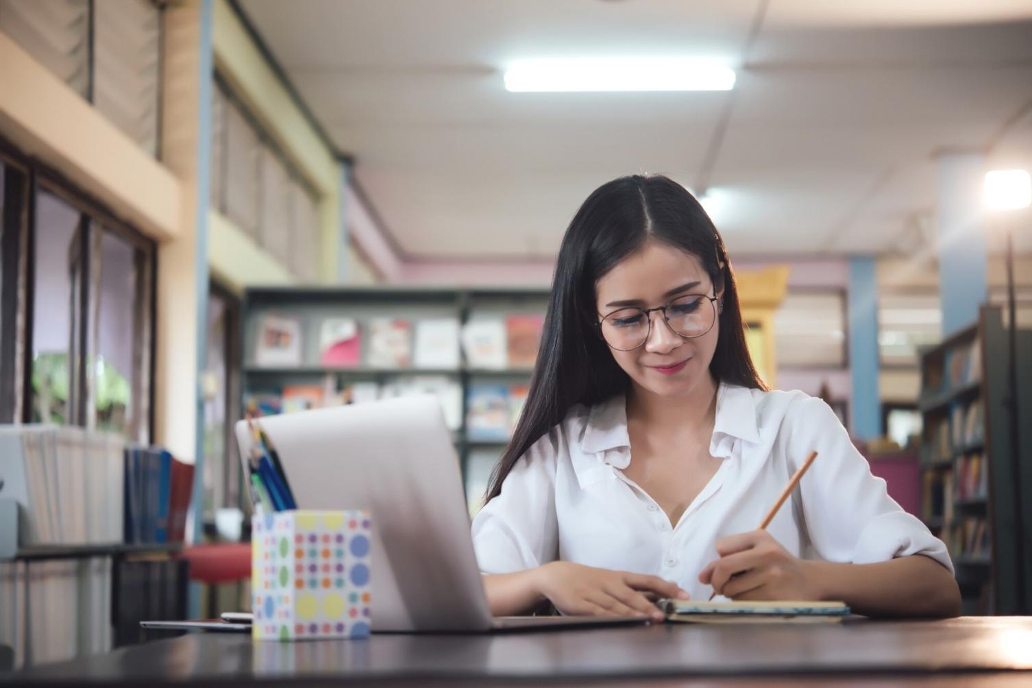 Proses penyusunan materi trading berdasarkan pengalaman praktis dan riset mendalam